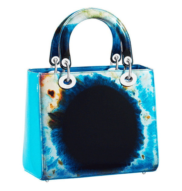 brytyjski-artysta-marc-quinn-zaprojektowal-limitowana-kolekcje-torby-lady-dior-358722-GALLERY600-2501e46