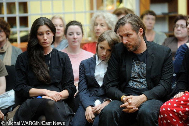 orina-krajewska-i-xawery-zulawski-podczas-wieczoru-pamieci-swojej-mamy-malgorzaty-braunek-360375-GALLERYBIG-bdeae72