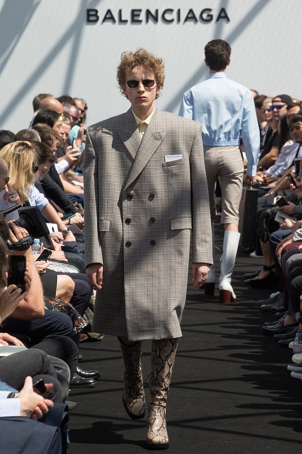 pokaz-balenciaga-na-wiosnelato-2017-363382-GALLERY600-698b634