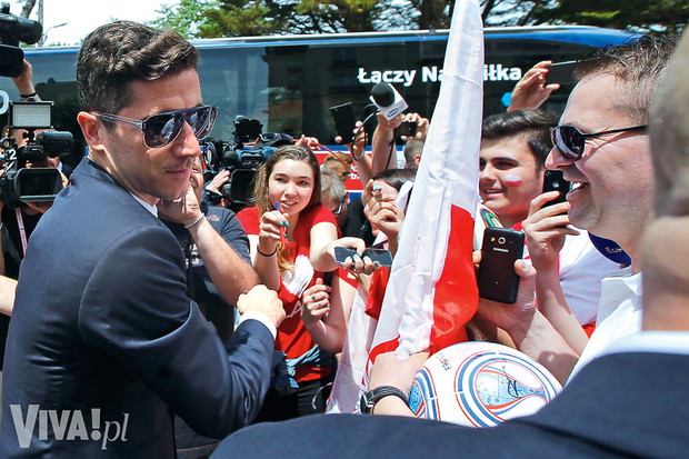 robert-lewandowski-z-kibicami-363290-GALLERYBIG-d9c4b53