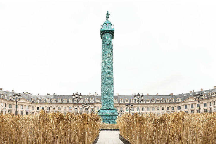 Instalacja na Place Vendôme artysty- Gad Weil.