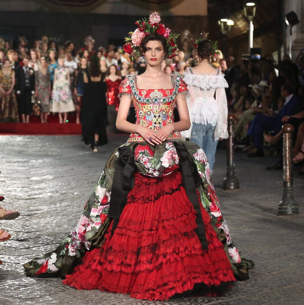 pokaz-dolce-gabbana-w-neapolu-365215-GALLERY600-47dbc9b