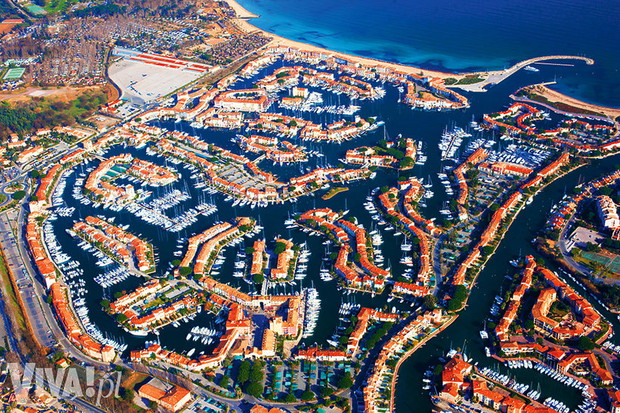 port-grimaud-w-poblizu-st-tropez-365302-GALLERYBIG-7fc33ed