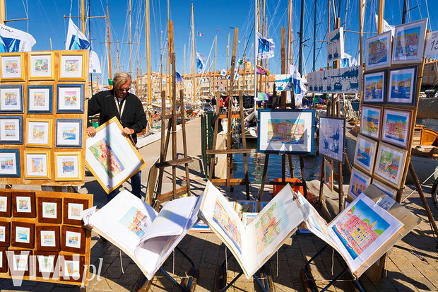 stoisko-z-akwarelami-na-marinie-w-saint-tropez-365306-GALLERYBIG-feb46d5