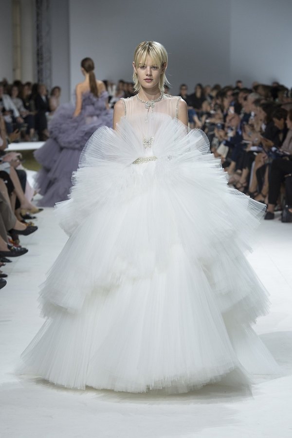 suknie-slubne-z-pokazu-haute-couture-jesien-2016-giambattista-valli-365514-GALLERY600-02b0308