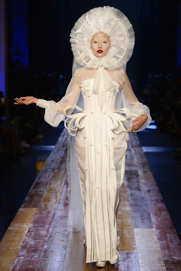 suknie-slubne-z-pokazu-haute-couture-jesien-2016-jean-paul-gaultier-365515-GALLERY600-44cc3b1