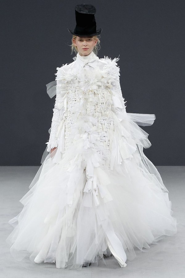 suknie-slubne-z-pokazu-haute-couture-jesien-2016-viktorrolf-365516-GALLERY600-52be38d