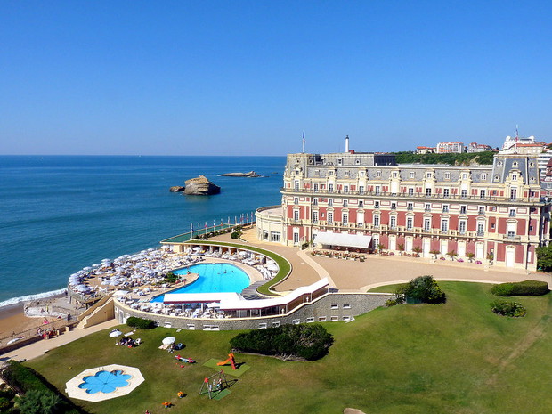 hotel-du-palais-miejsce-wakacji-ksiecia-williama-i-ksieznej-kate-369229-GALLERYBIG-0d91d71
