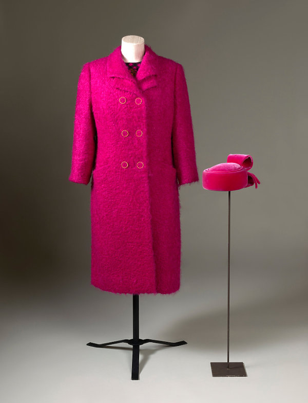 suknie-krolowej-elzbiety-ii-na-wystawie-w-buckingham-palace-369834-GALLERY600-0e634ee