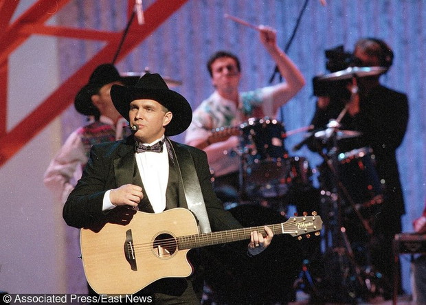 garth-brooks-1993-371700-GALLERYBIG-09458b0