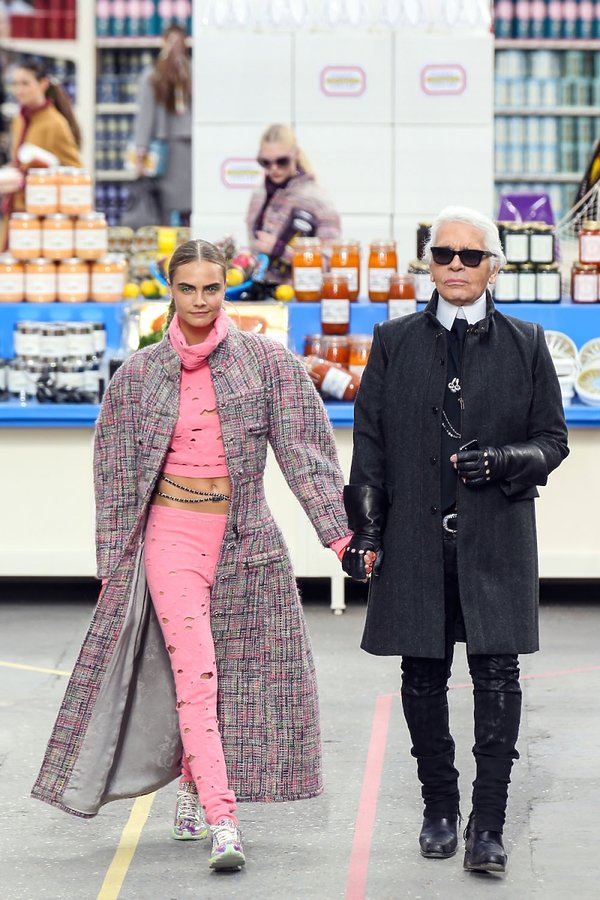 cara-delevingne-karl-lagerfeld-na-pokazie-chanel-339292-GALLERY600-566cb3c