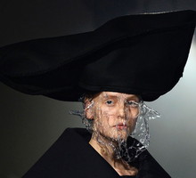 Pokaz Rei Kawakubo z Comme des Garçons na wiosnę 2017