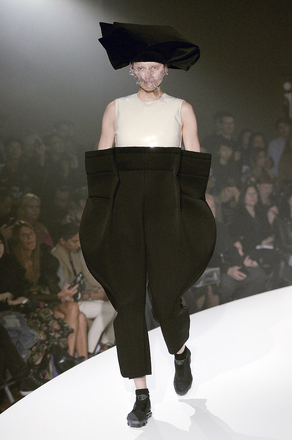 pokaz-rei-kawakubo-z-comme-des-garons-na-wiosne-2017-381299-GALLERY600-2720ef7