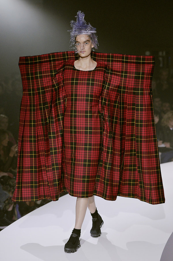 pokaz-rei-kawakubo-z-comme-des-garons-na-wiosne-2017-381300-GALLERY600-9ea702d