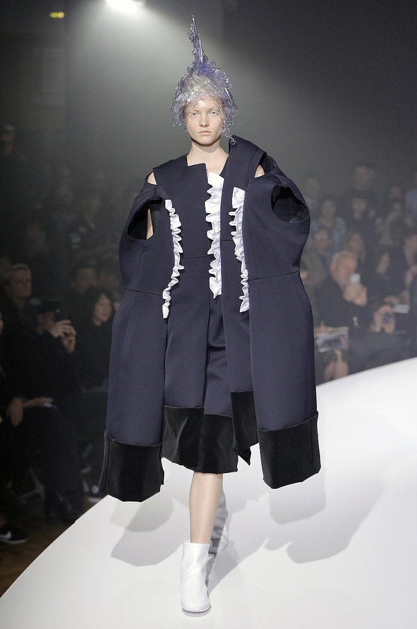 pokaz-rei-kawakubo-z-comme-des-garons-na-wiosne-2017-381301-GALLERY600-785addc