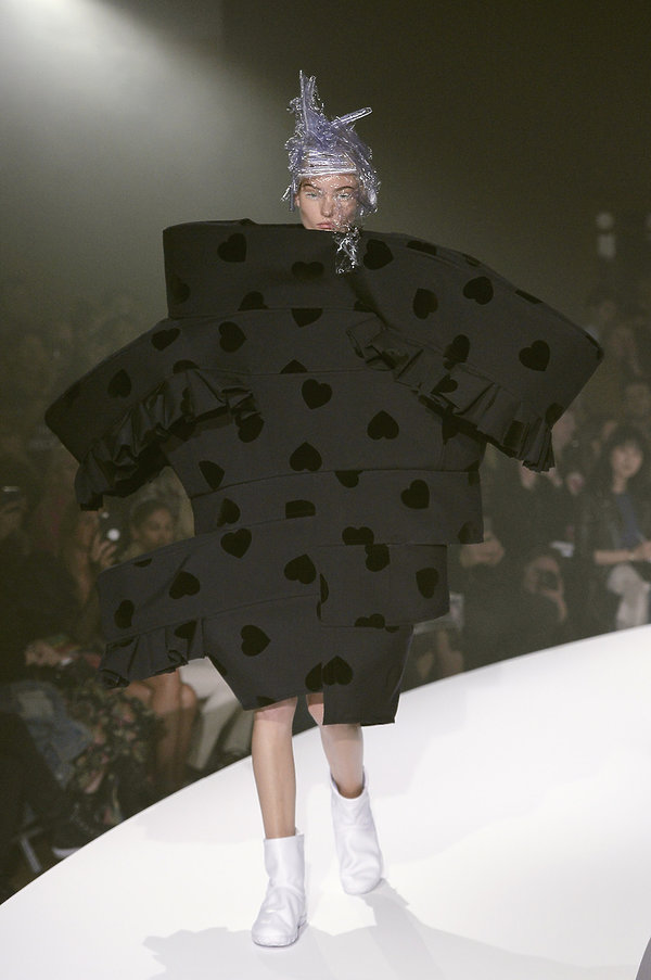 pokaz-rei-kawakubo-z-comme-des-garons-na-wiosne-2017-381302-GALLERY600-9e28e92