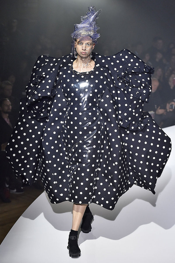 pokaz-rei-kawakubo-z-comme-des-garons-na-wiosne-2017-381304-GALLERY600-f20b075