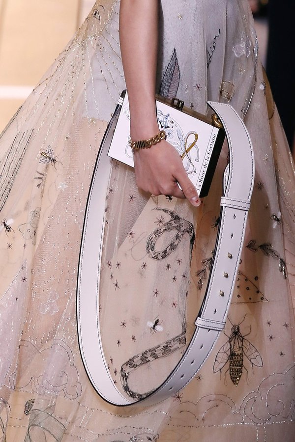 dodatki-z-pokazu-domu-mody-dior-na-wiosne-2017-381924-GALLERY600-f30897d
