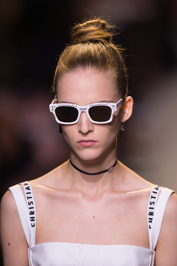 dodatki-z-pokazu-domu-mody-dior-na-wiosne-2017-381929-GALLERY600-99510f1