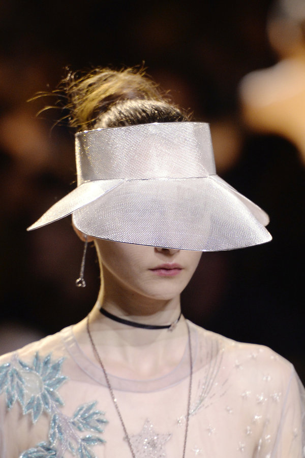 dodatki-z-pokazu-domu-mody-dior-na-wiosne-2017-381930-GALLERY600-d96cb4c