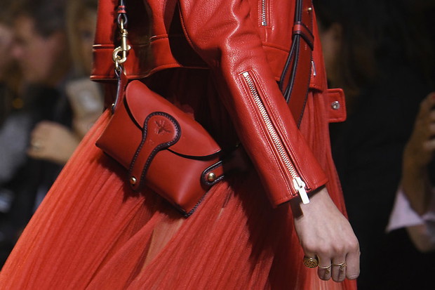 dodatki-z-pokazu-domu-mody-dior-na-wiosne-2017-381931-GALLERYBIG-9400fe4