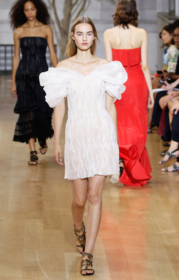 pokaz-oscar-de-la-renta-na-wiosne-2017-382226-GALLERY600-1018594