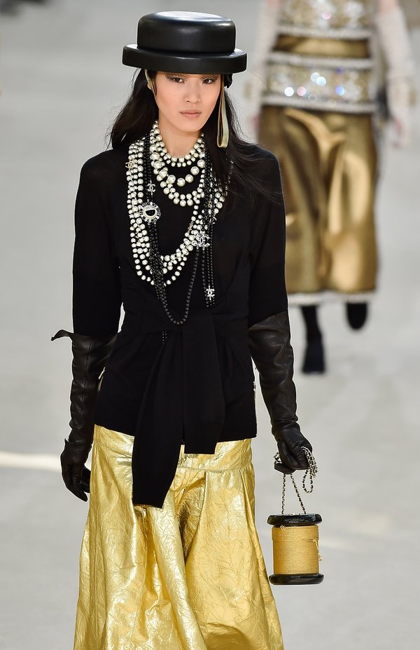 Modelka na pokazie domu mody Chanel na jesień 2016