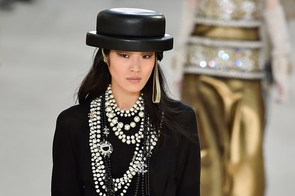 Modelka na pokazie domu mody Chanel na jesień 2016