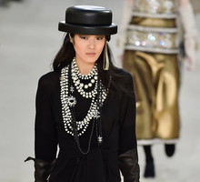 Modelka na pokazie domu mody Chanel na jesień 2016