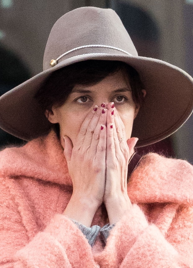 Katie Holmes w ró?owym p?aszczu