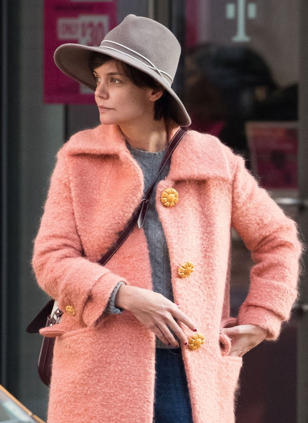 Katie Holmes w ró?owym p?aszczu