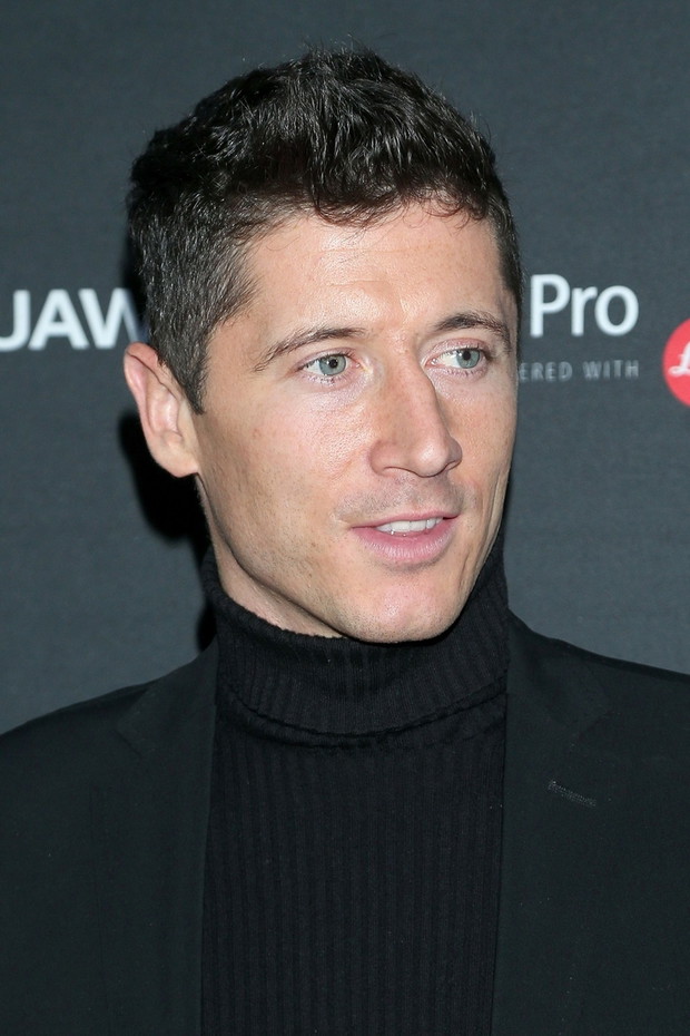 Robert Lewandowski prezentuje telefon Huawei 10
