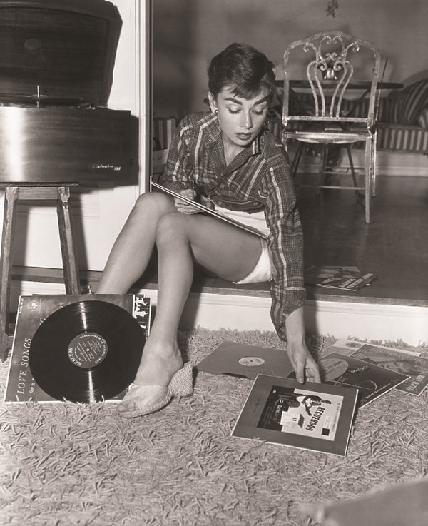 ksiazka-z-nieznanymi-zdjeciami-audrey-hepburn-david-wills-audrey-the-50s-harpercollins-387809-GALLERY600-0fcba7f