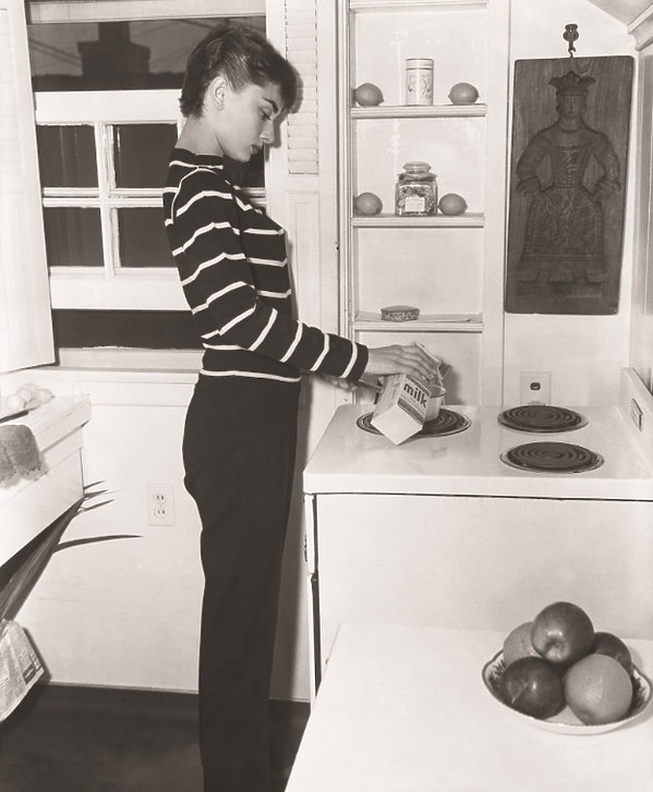 ksiazka-z-nieznanymi-zdjeciami-audrey-hepburn-david-wills-audrey-the-50s-harpercollins-387811-GALLERY600-db9294c