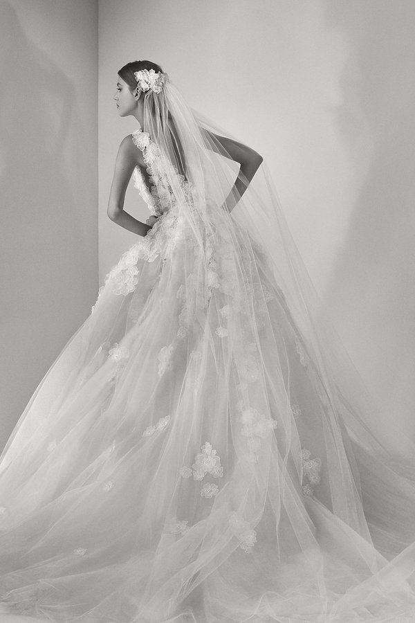 elie-saab-kolekcja-sukien-slubnych-na-jesien-2017-388014-GALLERY600-3a32c37