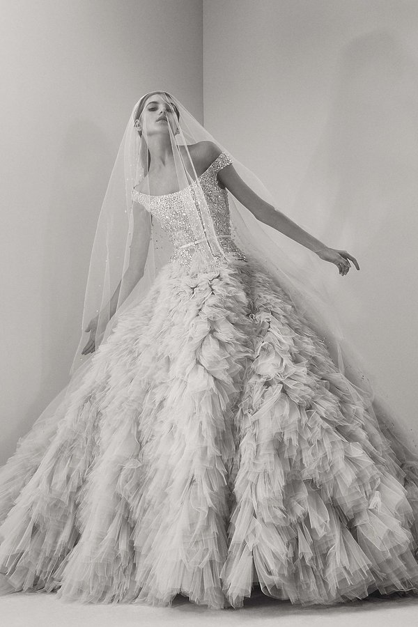 elie-saab-kolekcja-sukien-slubnych-na-jesien-2017-388016-GALLERY600-8ed41c0