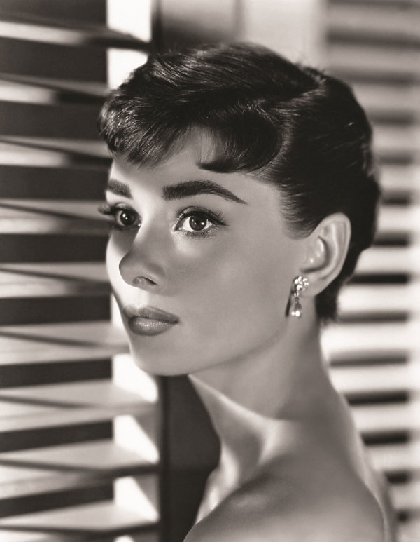 ksiazka-z-nieznanymi-zdjeciami-audrey-hepburn-david-wills-audrey-the-50s-harpercollins-387812-GALLERY600-c53788a