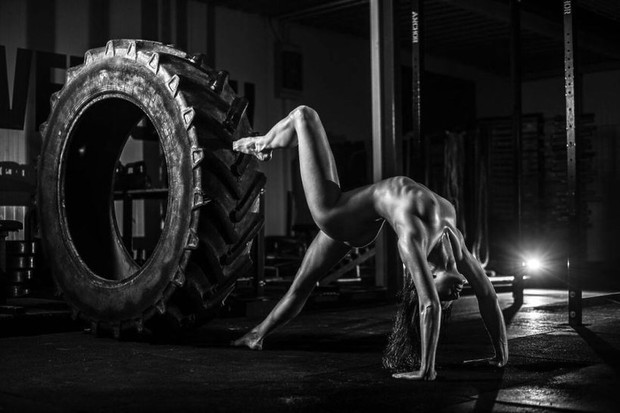 naga-kobieta-z-crossfit-trojmiasto-w-sesji-do-kalendarza-promujacego-profilaktyke-walki-z-rakiem-389269-GALLERYBIG-7eef88c