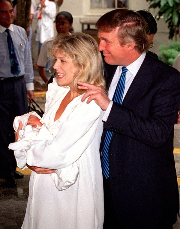 donald-trump-z-zona-marla-maples-i-nowonarodzona-corka-tiffany-w-1993-roku-389813-GALLERY600-e920851