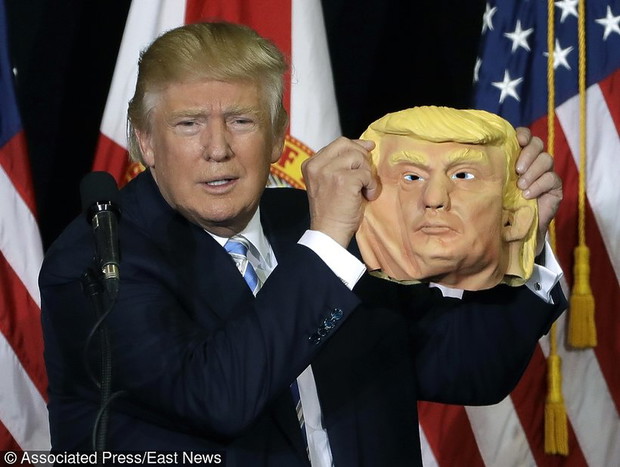 donald-trump-z-maska-w-dloni-389985-GALLERYBIG-1749d02