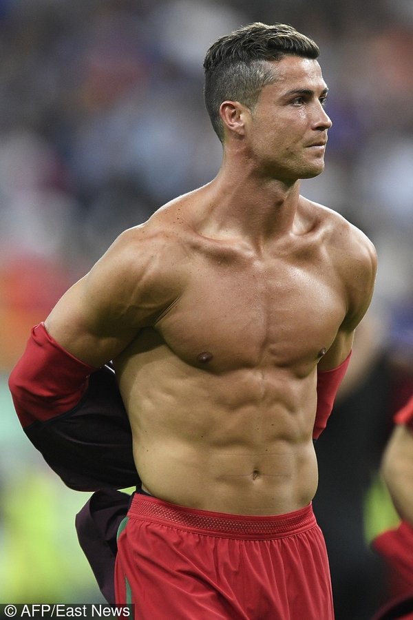 cristiano-ronaldo-bez-koszulki-392440-GALLERY600-fc4fcd4