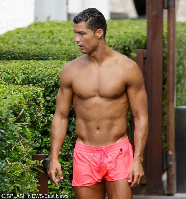 cristiano-ronaldo-bez-koszulki-392441-GALLERY600-e237566