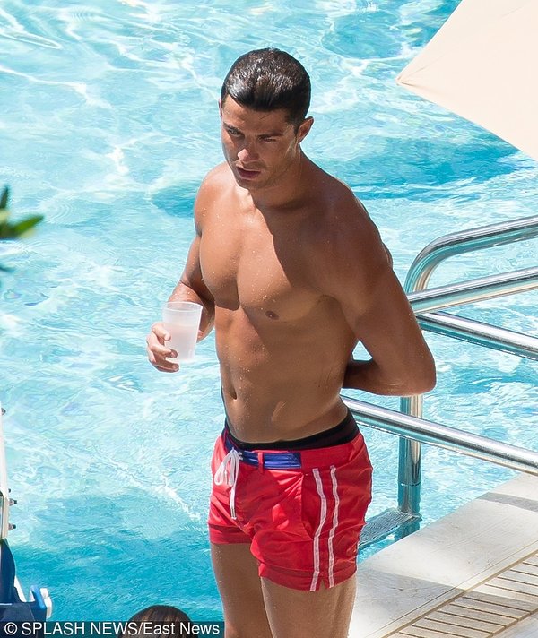 cristiano-ronaldo-bez-koszulki-392442-GALLERY600-fb02fd0