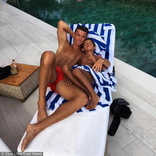 cristiano-ronaldo-cristiano-ronaldo-junior-real-madryt-394180-GALLERY600-fe92abf