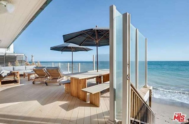 leonardo-dicaprio-taras-i-plaza-dom-w-malibu-394953-GALLERYBIG-c45e567
