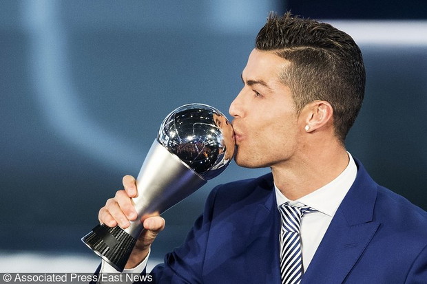 cristiano-ronaldo-z-synem-i-nowa-partnerka-odbiera-nagrode-od-fifa-403663-GALLERYBIG-93fea81