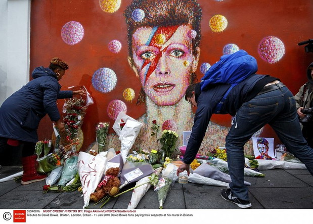 fani-zegnaja-davida-bowie-w-brixton-331620-GALLERYBIG-d2837d2