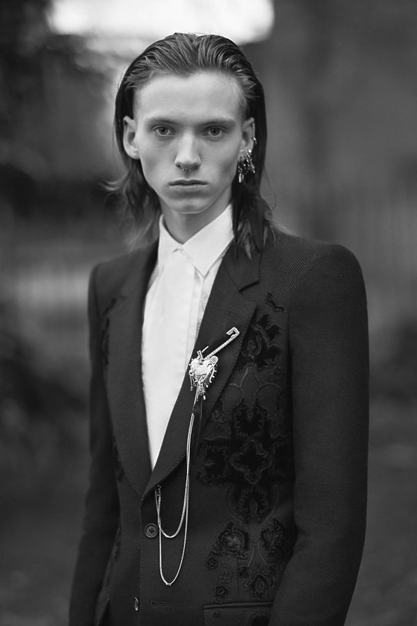 alexander-mcqueen-kolekcja-na-jesien-2017-405968-GALLERY600-a194264