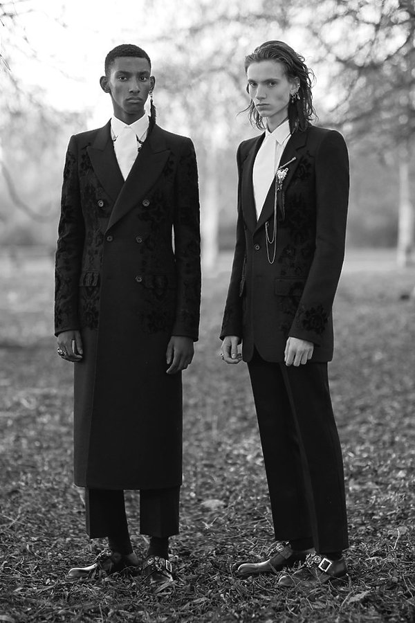 alexander-mcqueen-kolekcja-na-jesien-2017-405969-GALLERY600-285f847