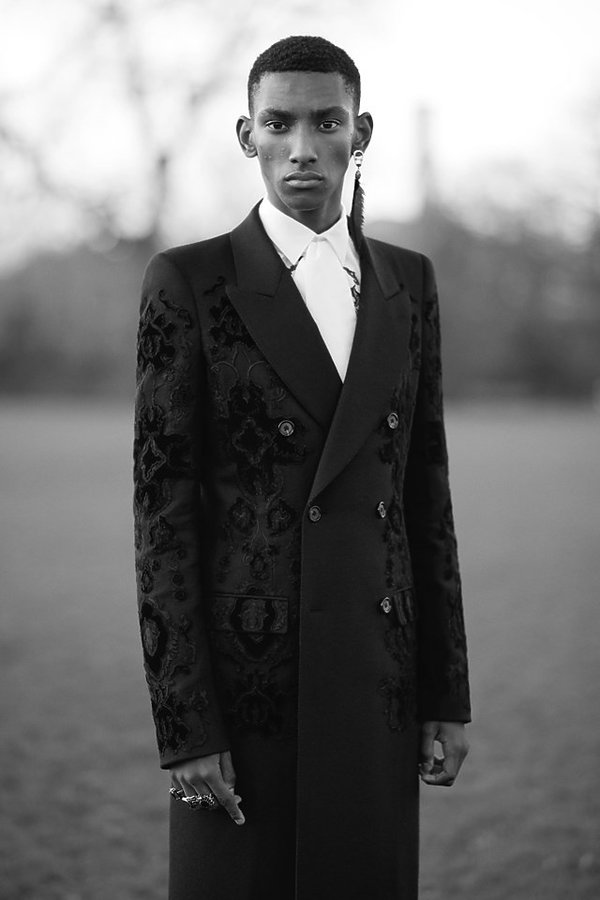 alexander-mcqueen-kolekcja-na-jesien-2017-405970-GALLERY600-b4216c3